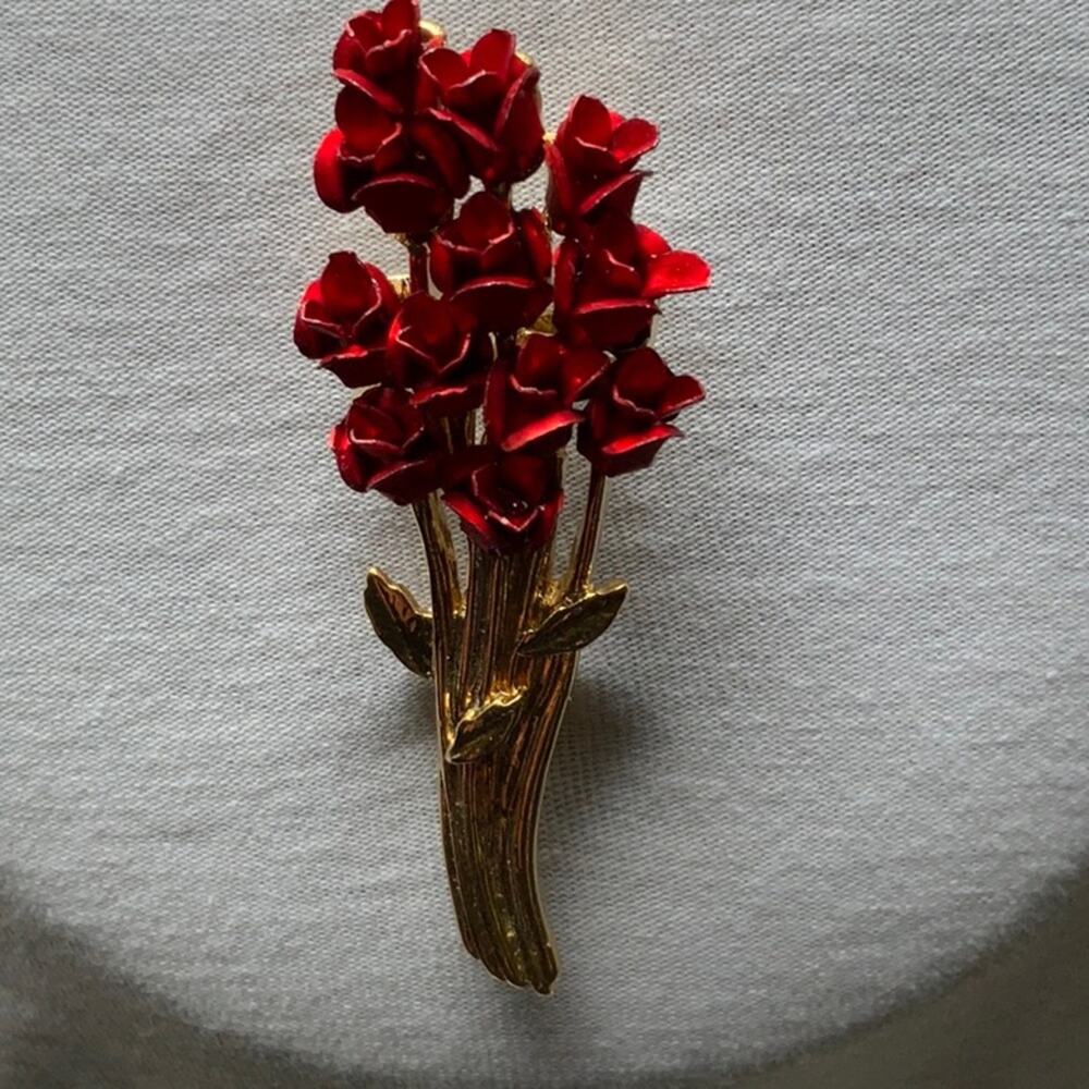 Vintage 1997 Avon "especially for you" Bouquet of roses lapel pin